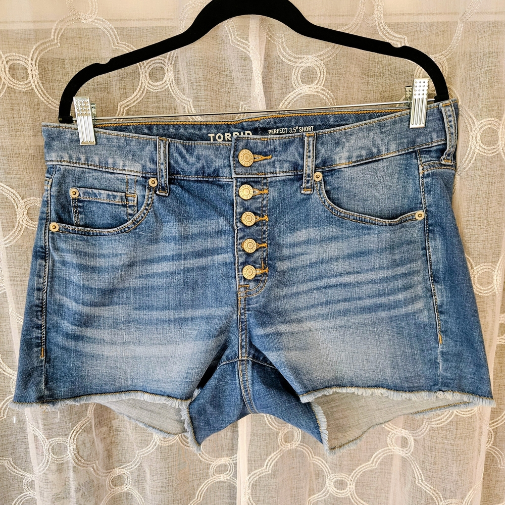 Torrid Light Wash Button-Fly High-Rise Denim Shorts Size 12